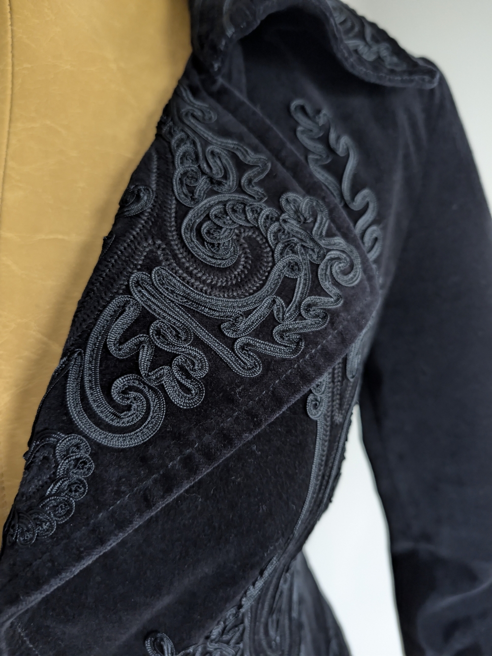 Peter Nygard Black Embroidered Velvet Blazer with Decorative Clasp - Picture 4 of 11